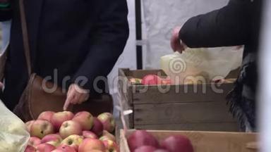消费者在城市果蔬市场选择<strong>红苹果</strong>。 买家在农贸市场采摘多汁的<strong>红苹果</strong>